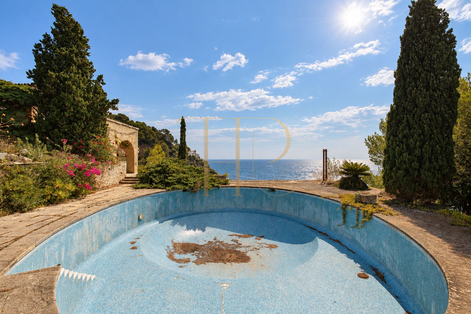 Seafront estate for sale in Cala Canyelles, Lloret de Mar