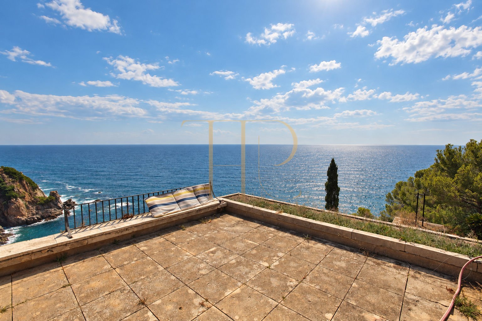 Seafront estate for sale in Cala Canyelles, Lloret de Mar