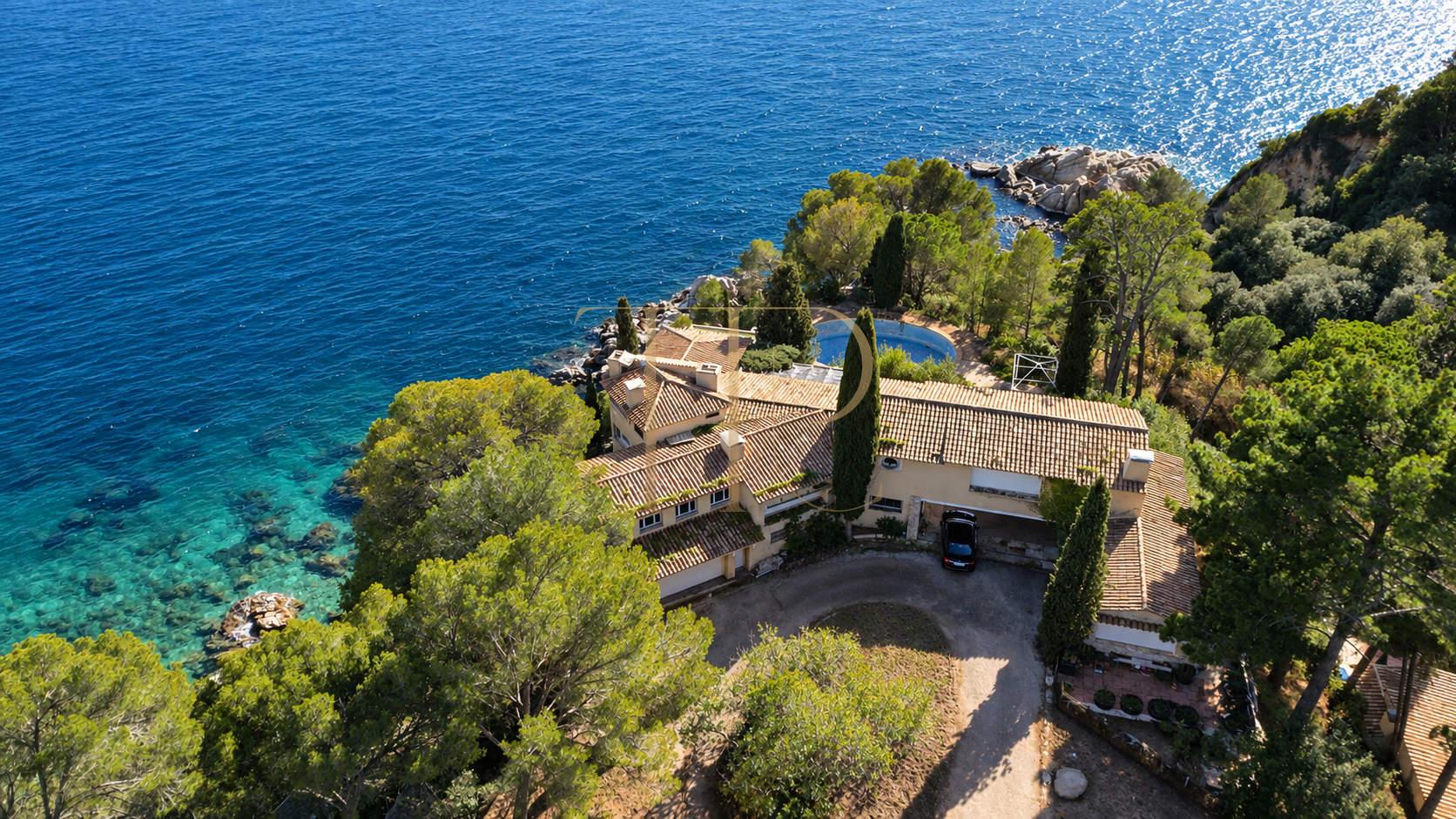 Seafront estate for sale in Cala Canyelles, Lloret de Mar