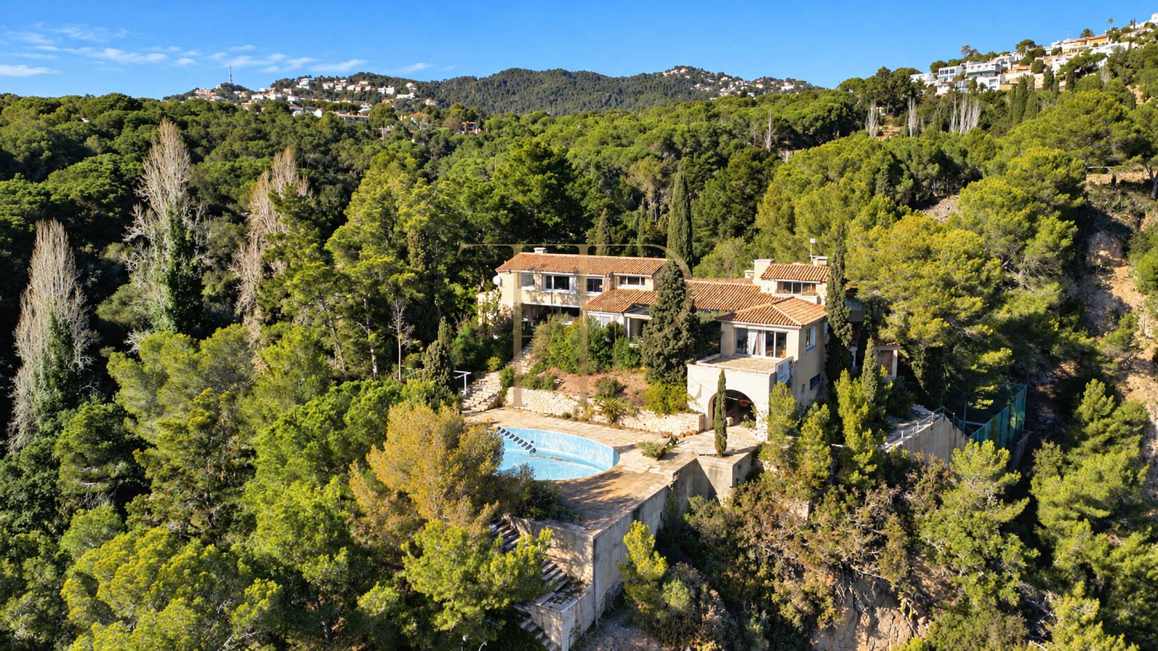 Seafront estate for sale in Cala Canyelles, Lloret de Mar