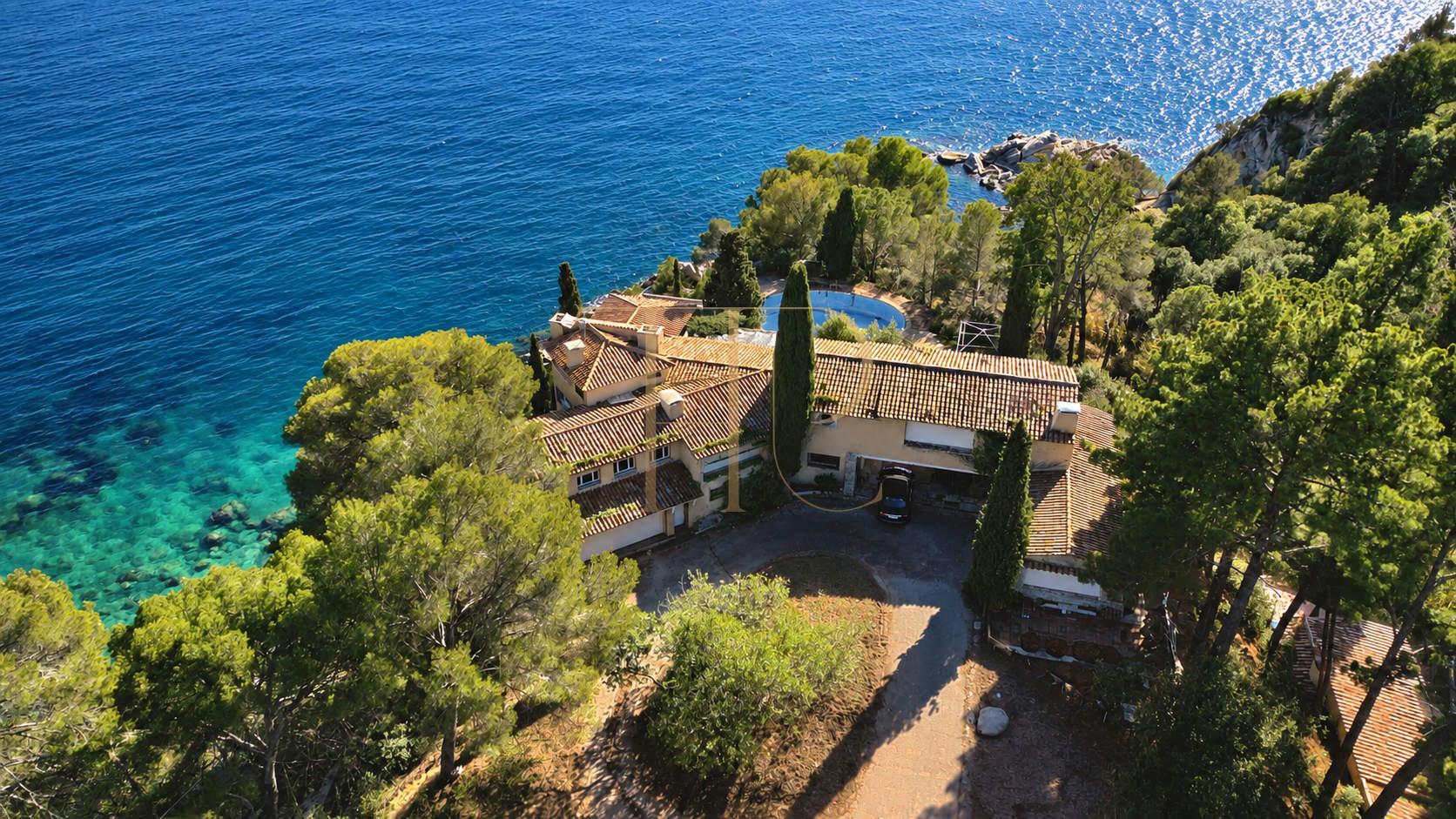 Seafront estate for sale in Cala Canyelles, Lloret de Mar