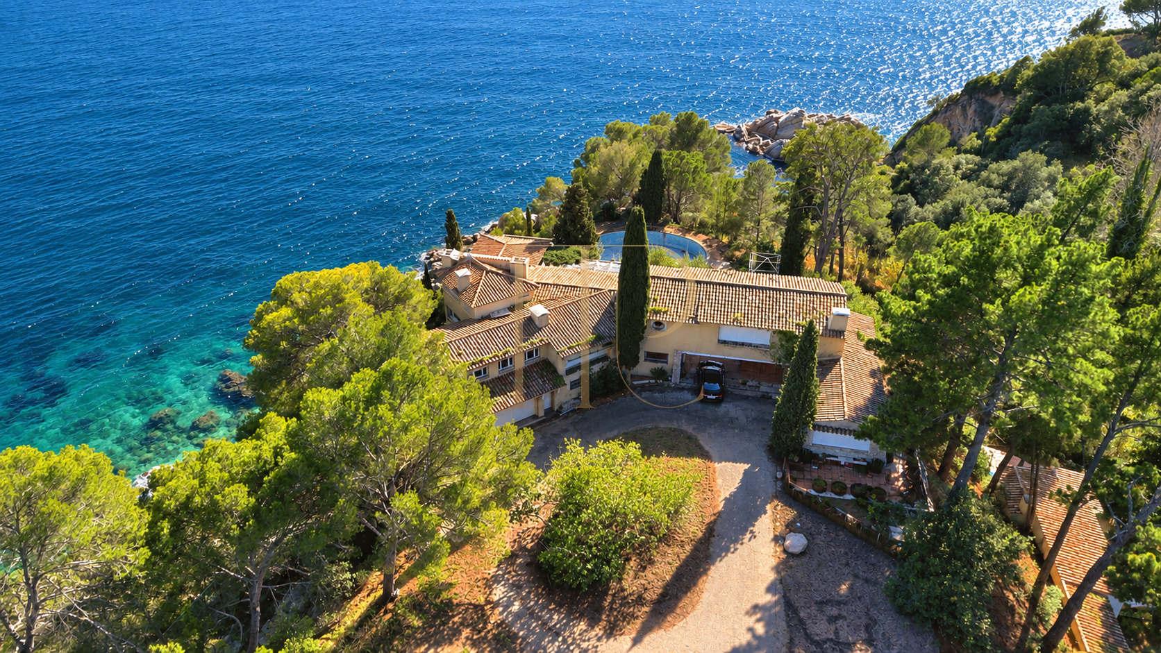 Seafront estate for sale in Cala Canyelles, Lloret de Mar