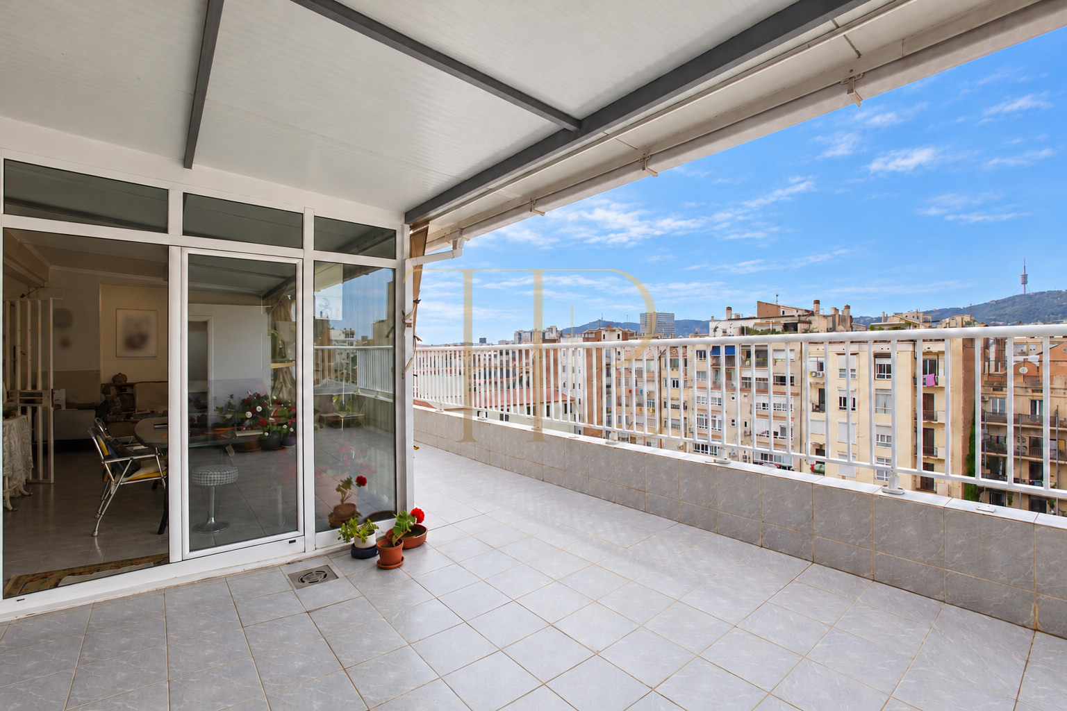 Top-floor penthouse with large terrace in Esquerra de l’Eixample