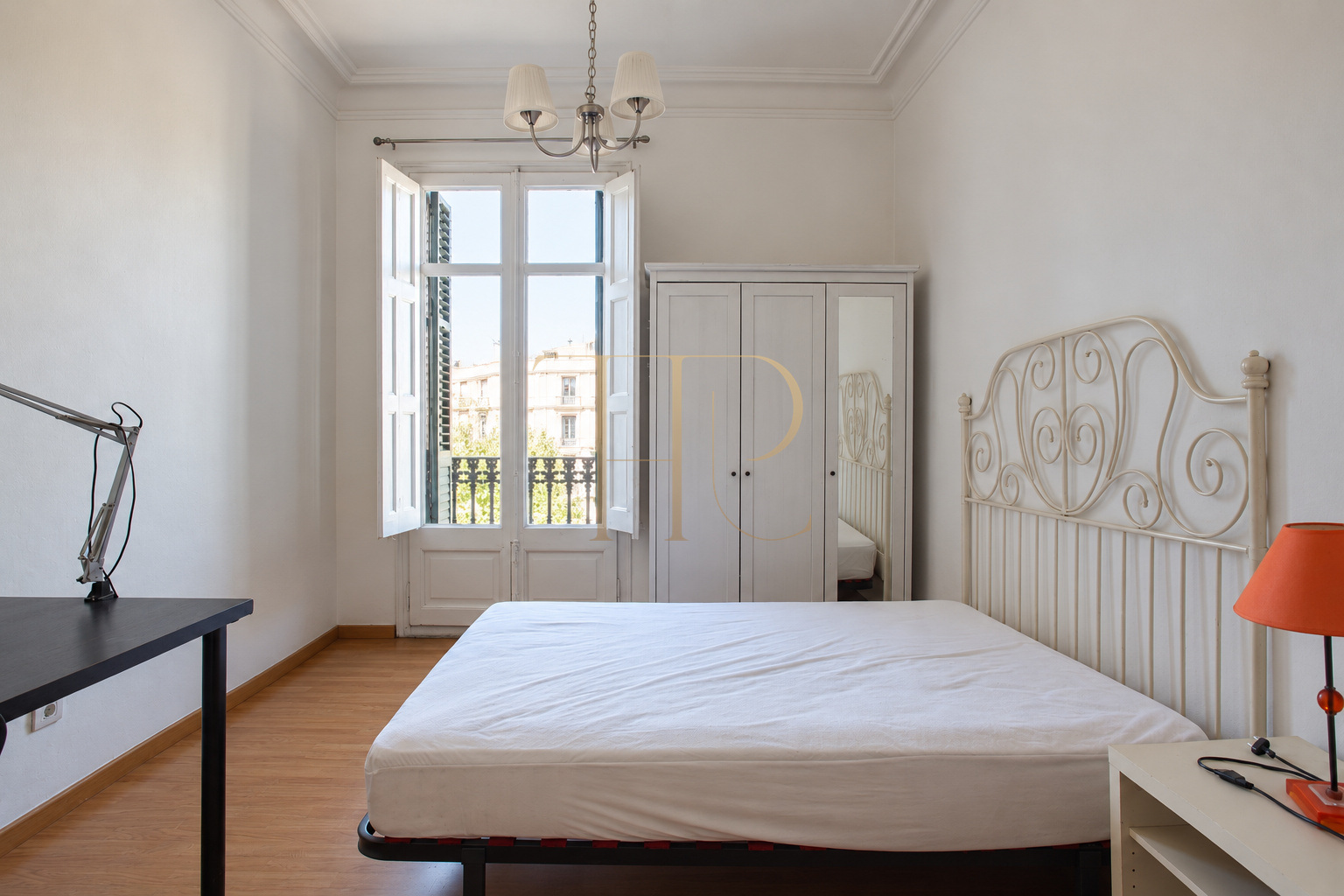 Apartment with balcony in central Barcelona — Rented