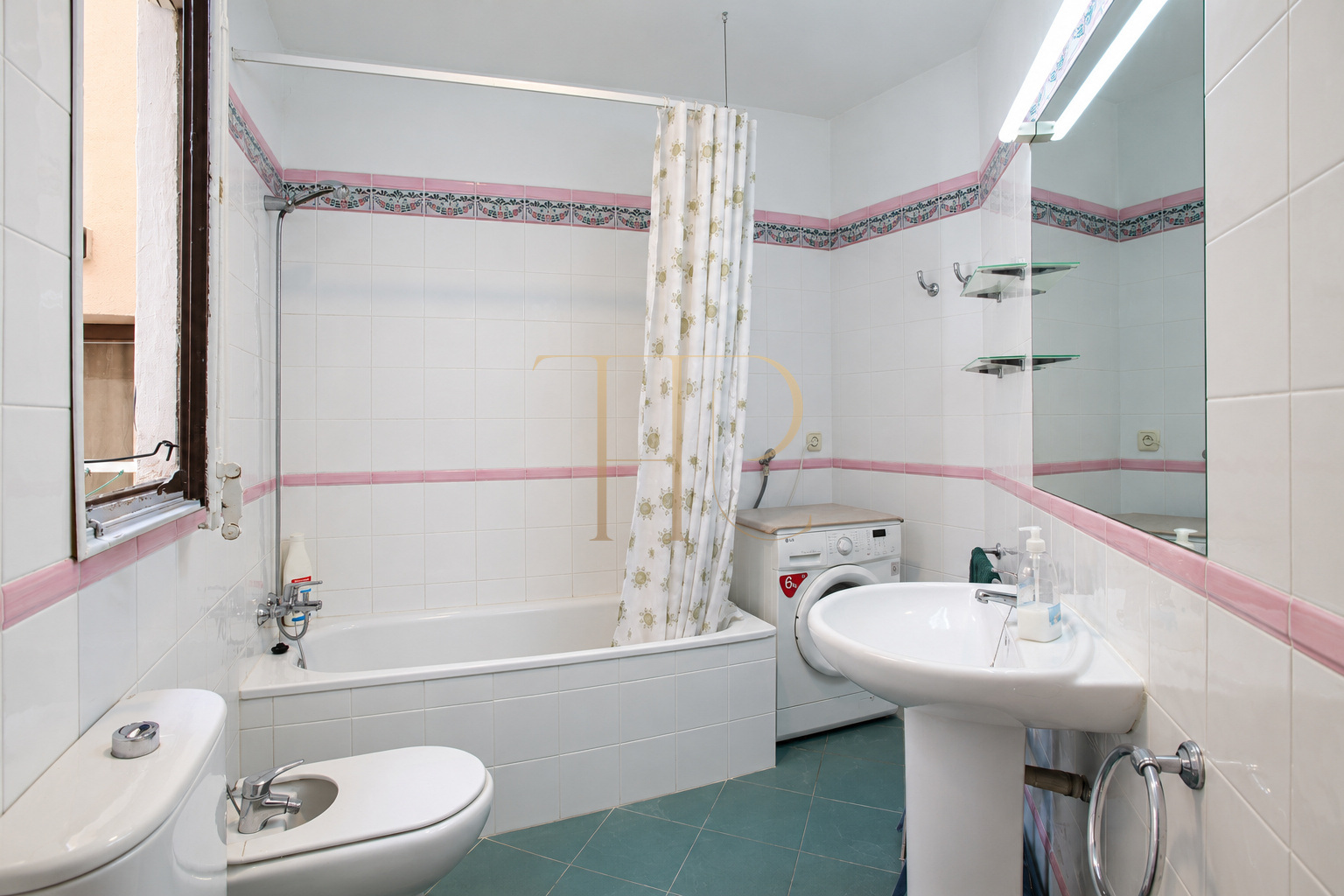 Apartment with balcony in central Barcelona — Rented