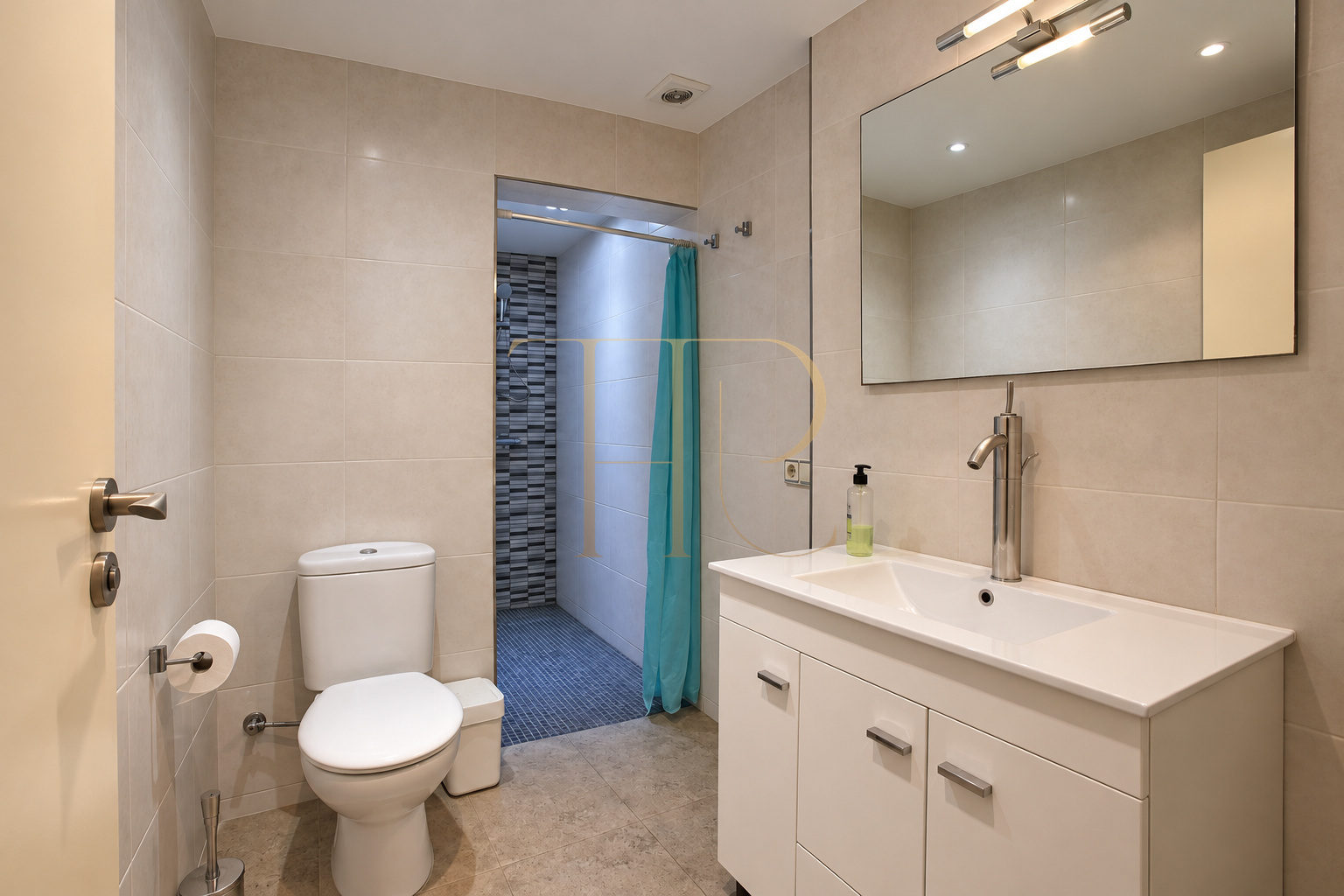 Renovated apartment with balconies in El Born