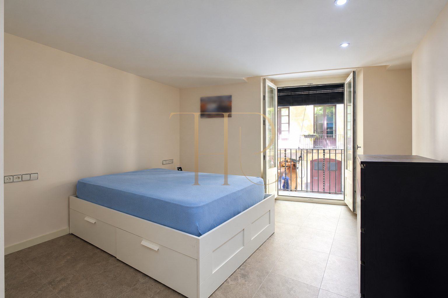 Renovated apartment with balconies in El Born