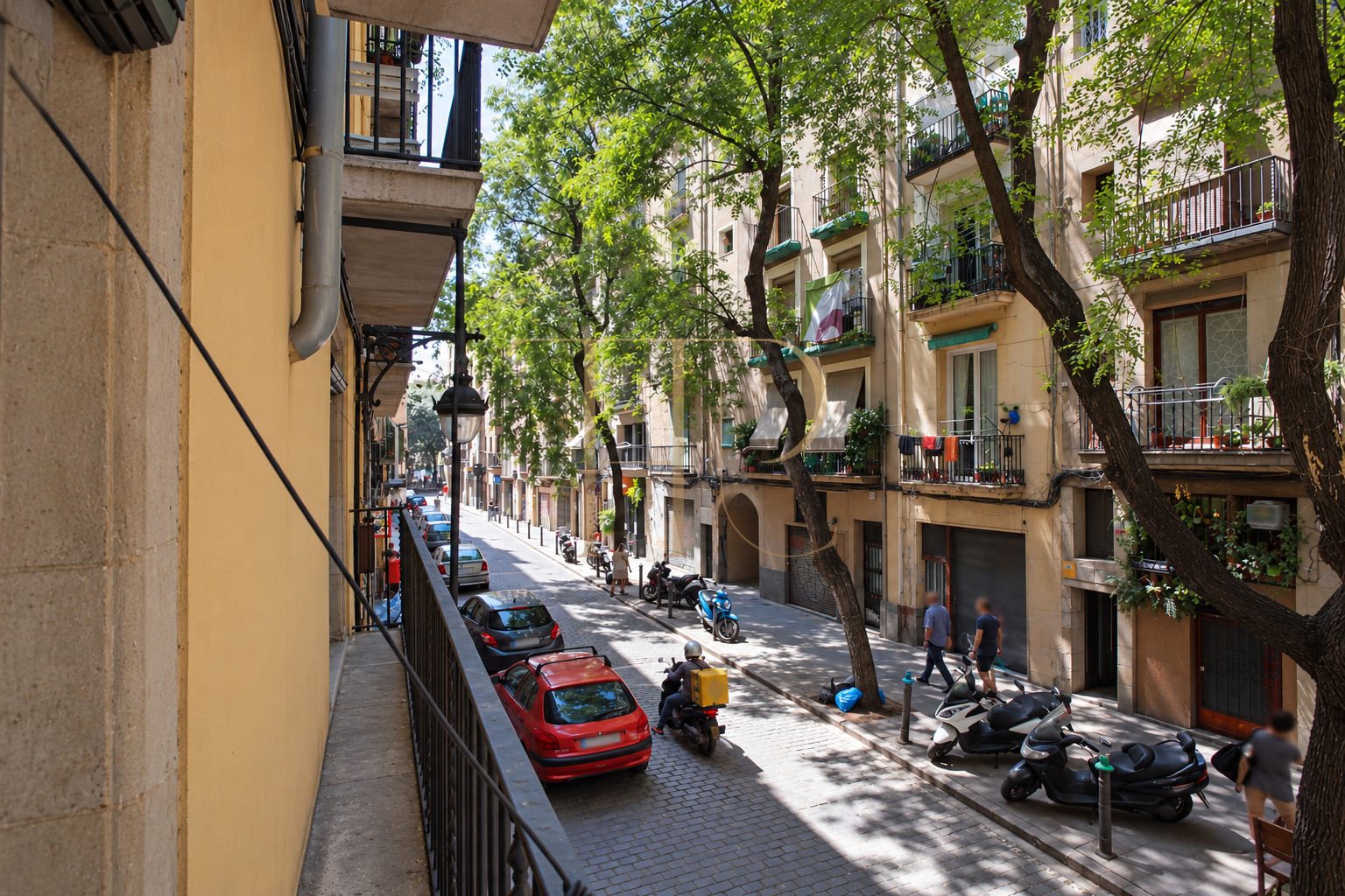 Renovated apartment with balconies in El Born