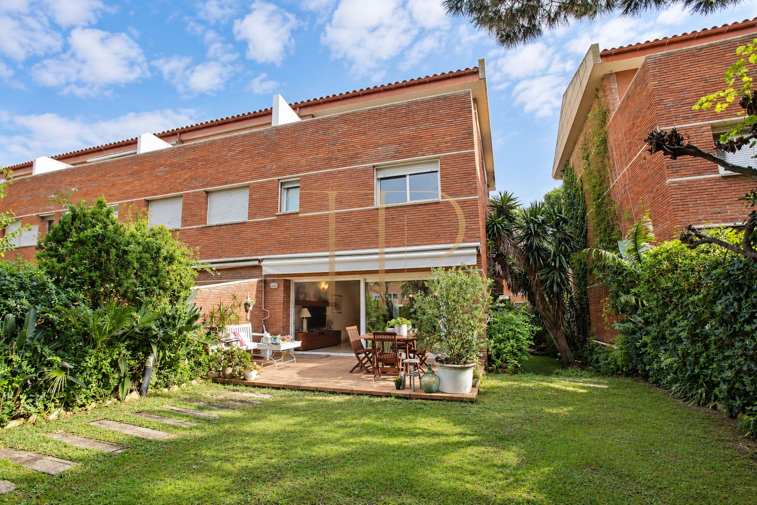 Corner townhouse with garden in Gavà Mar — sold