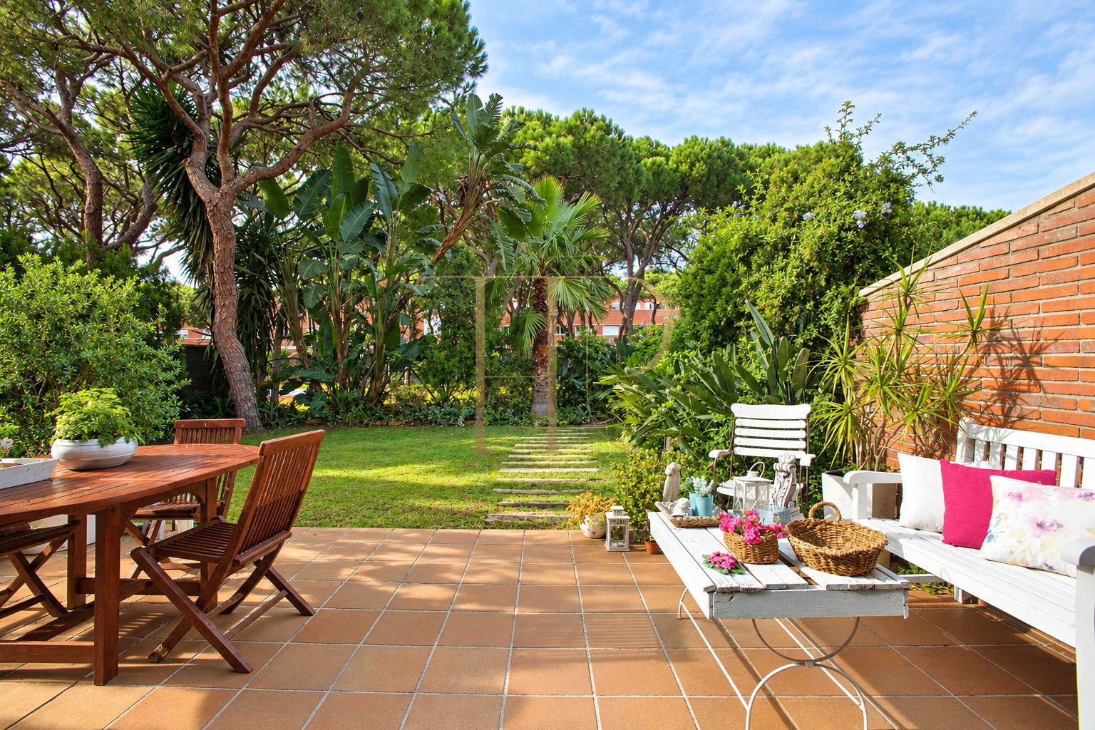 Corner townhouse with garden in Gavà Mar — sold