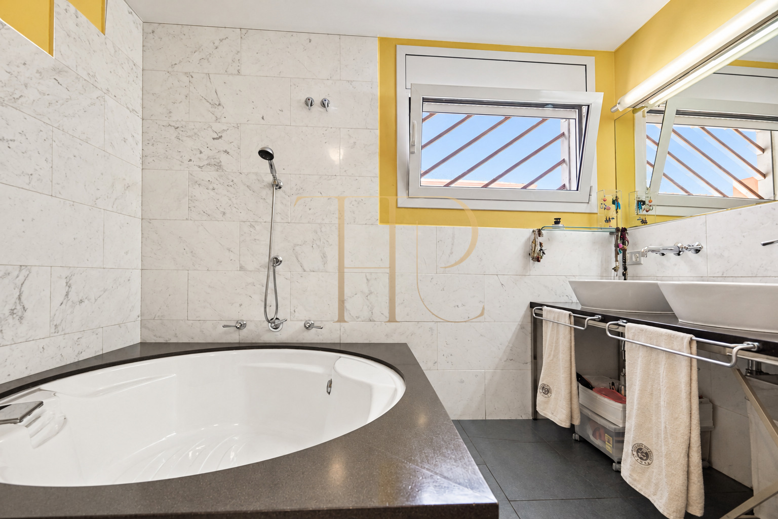 House for sale in Montemar with pool and lift