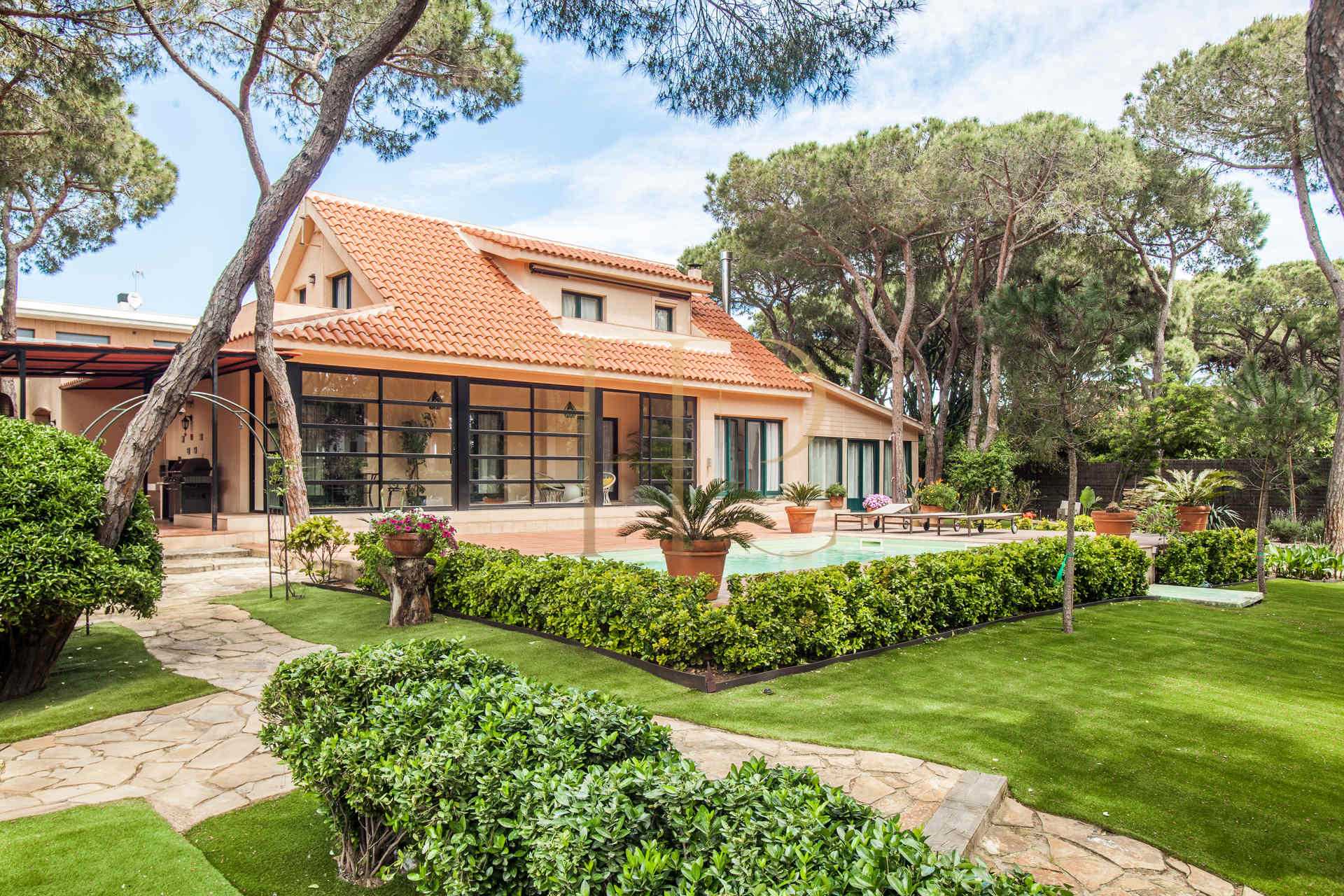 House with a garden and pool near the beach in Gavà Mar