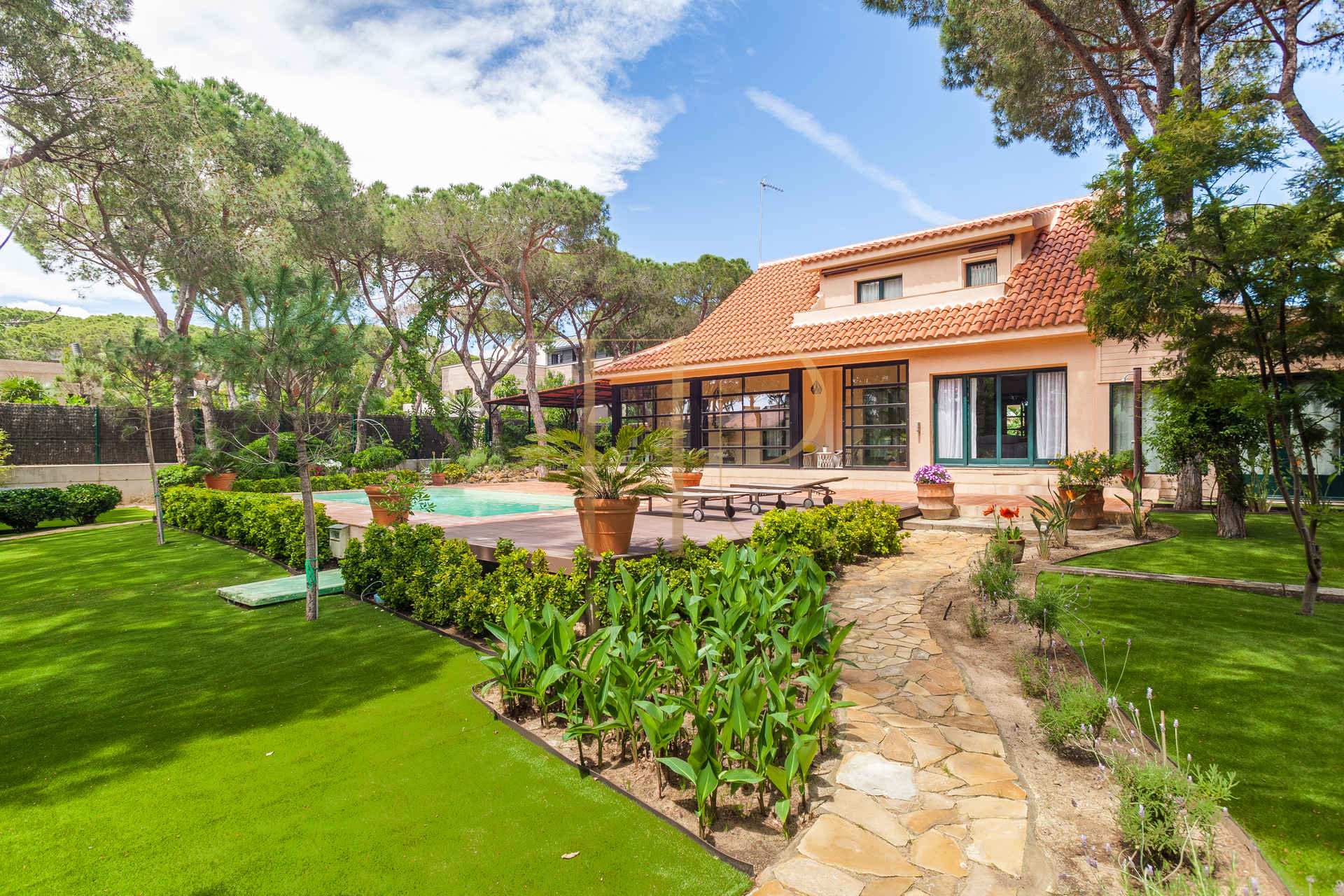 House with a garden and pool near the beach in Gavà Mar
