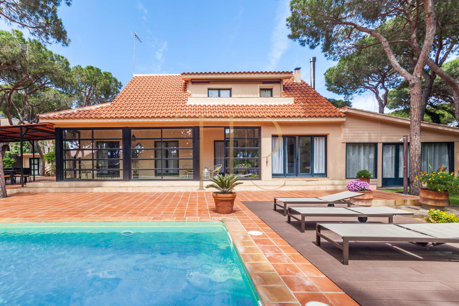 House with a garden and pool near the beach in Gavà Mar