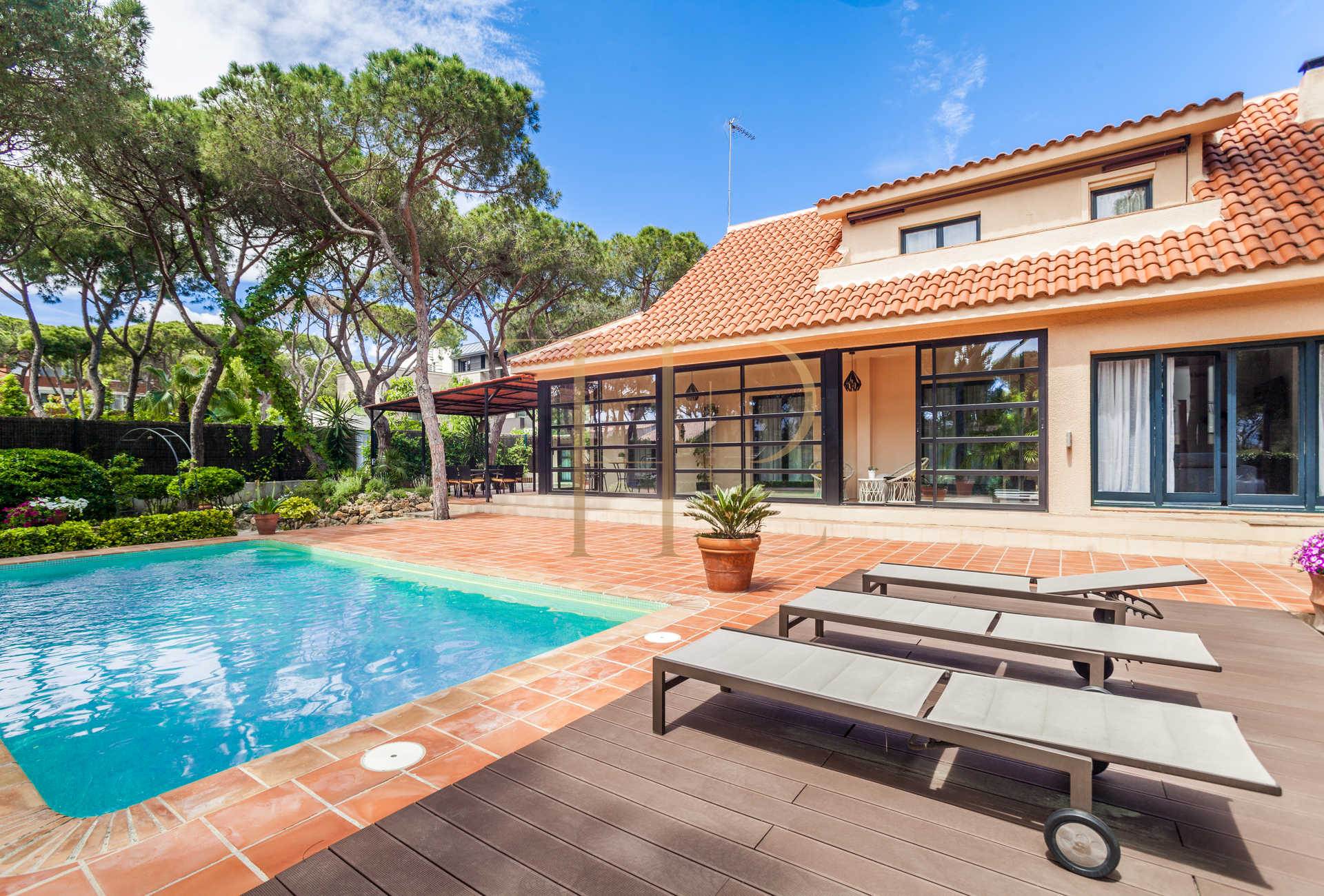 House with a garden and pool near the beach in Gavà Mar