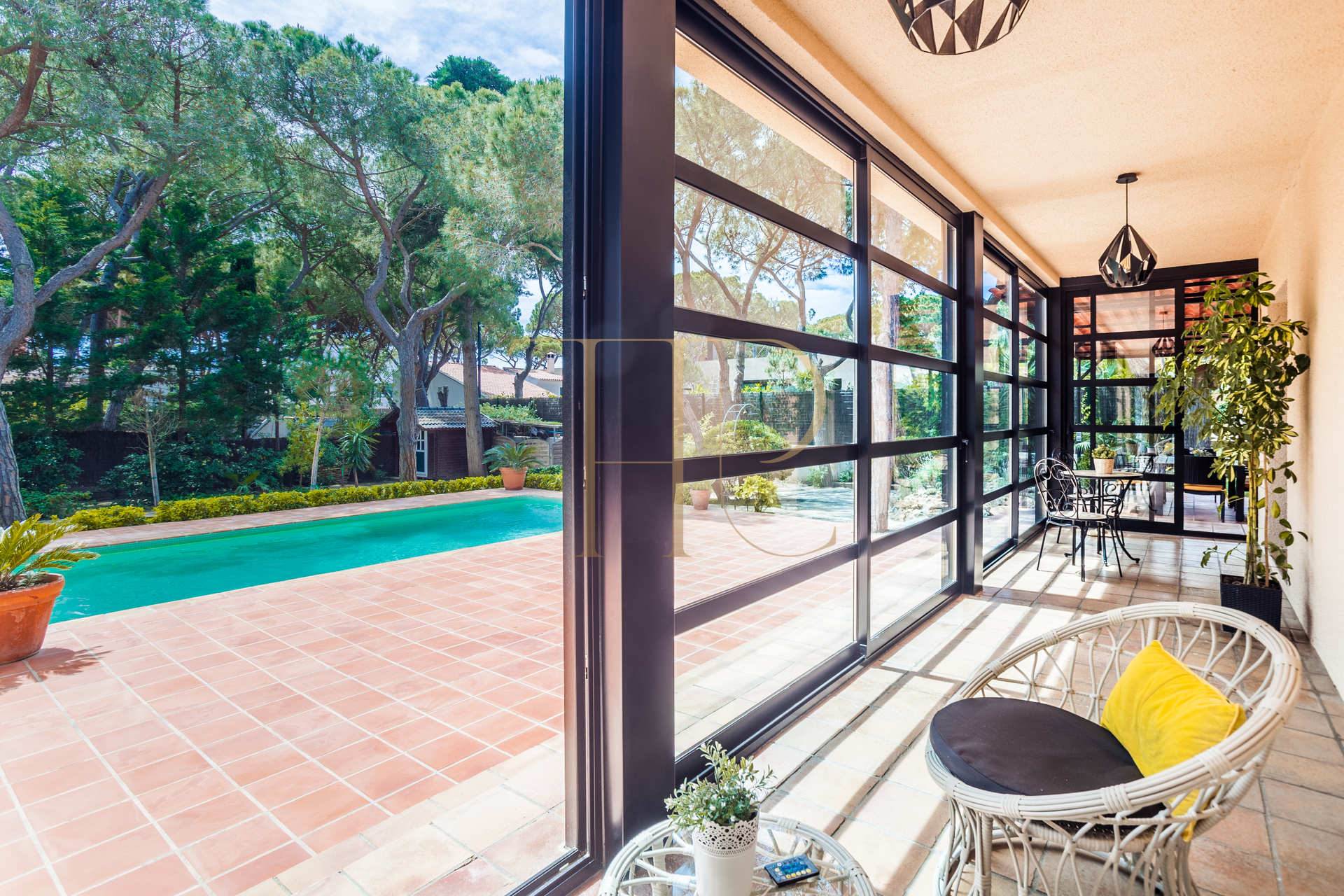 House with a garden and pool near the beach in Gavà Mar