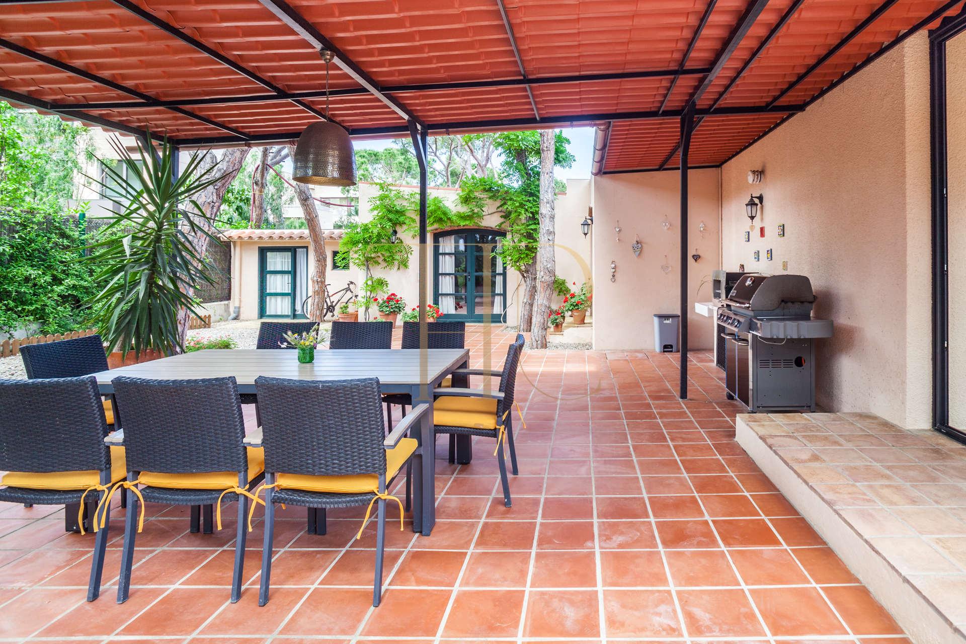 House with a garden and pool near the beach in Gavà Mar