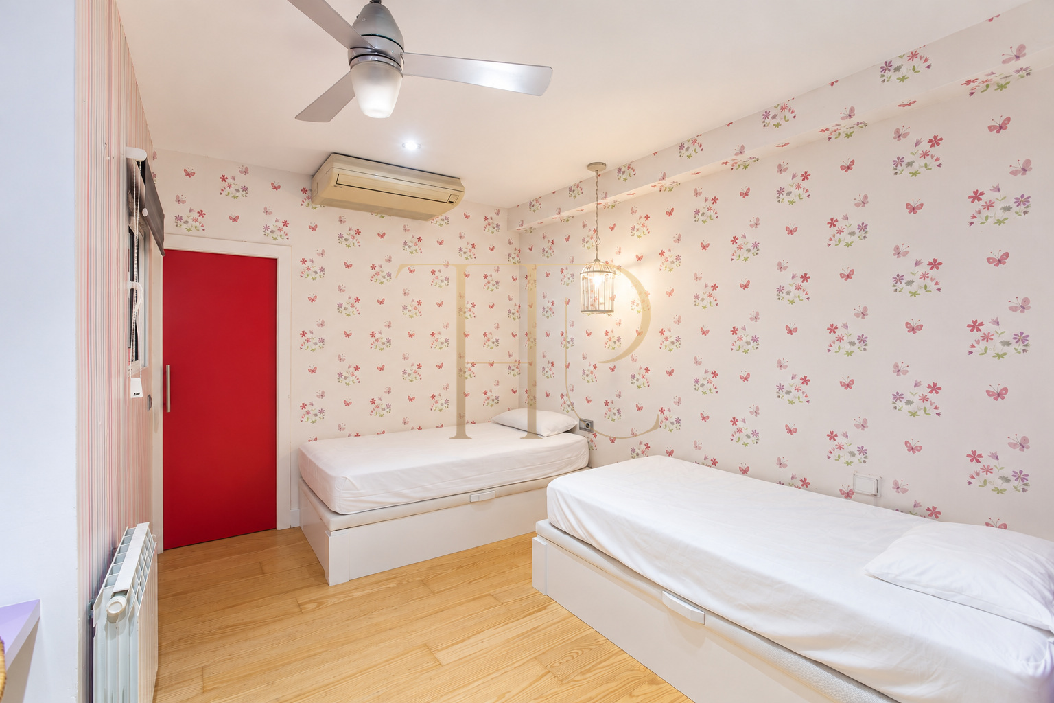 Apartment with private terrace for sale in Enric Granados, Barcelona