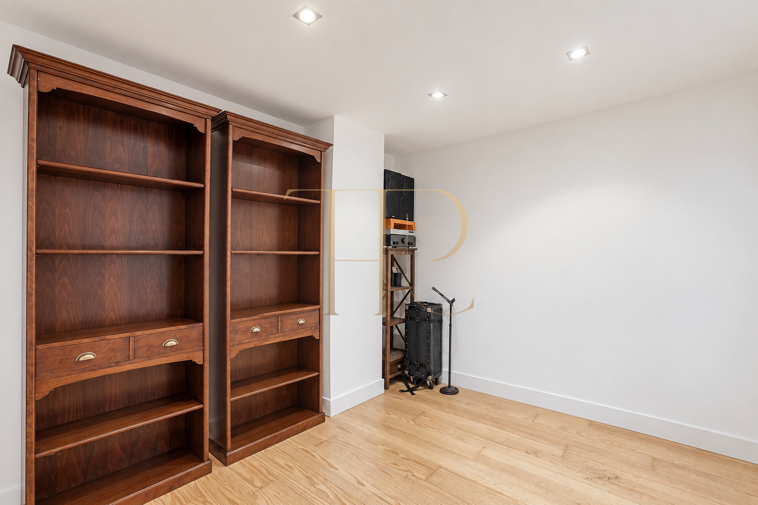 Apartment with private terrace for sale in Enric Granados, Barcelona