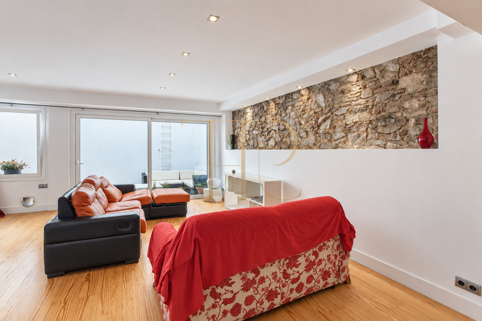 Apartment with private terrace for sale in Enric Granados, Barcelona