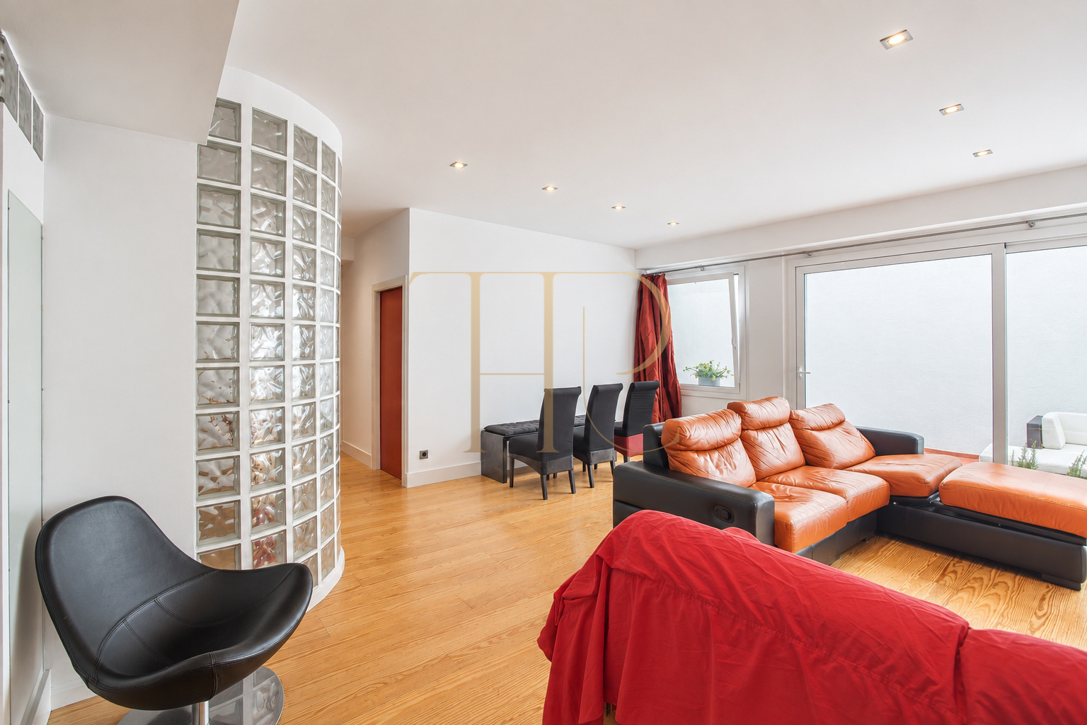 Apartment with private terrace for sale in Enric Granados, Barcelona