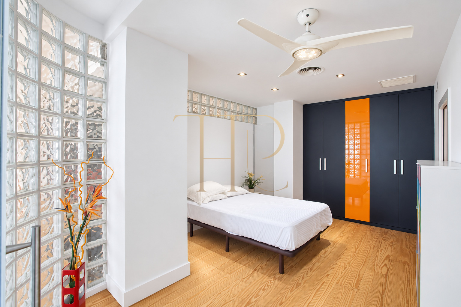 Apartment with private terrace for sale in Enric Granados, Barcelona