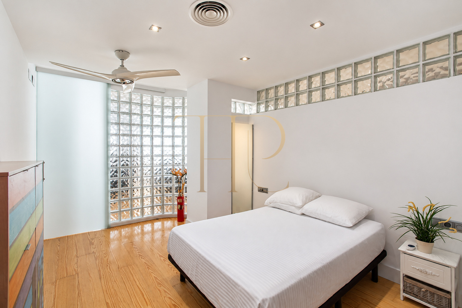 Apartment with private terrace for sale in Enric Granados, Barcelona