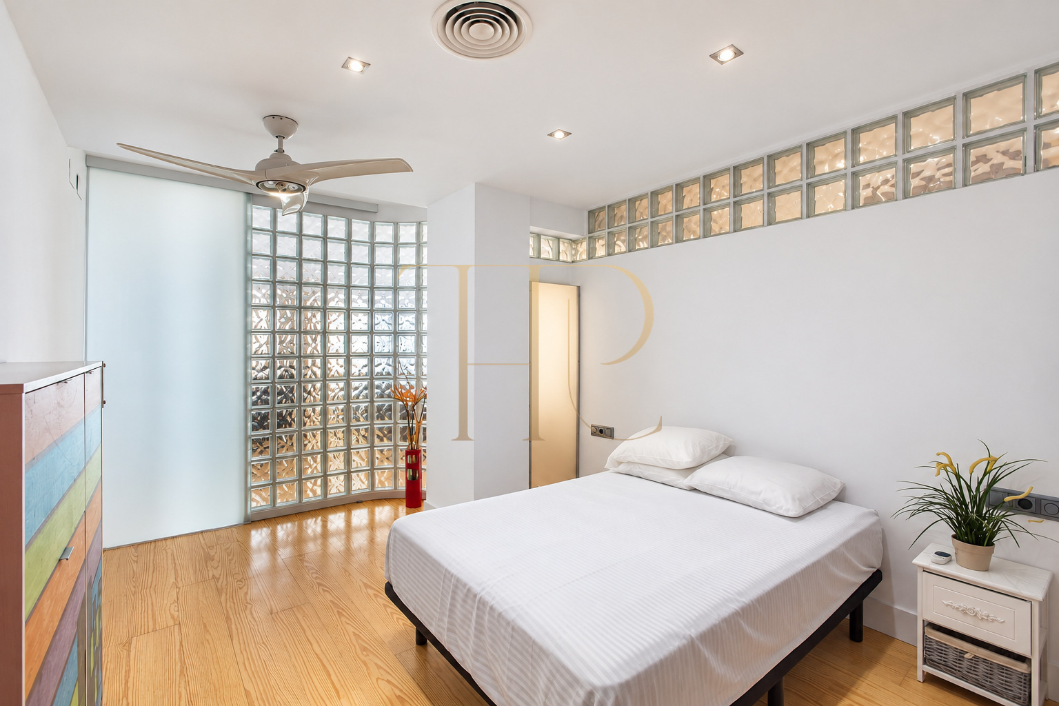 Apartment with private terrace for sale in Enric Granados, Barcelona