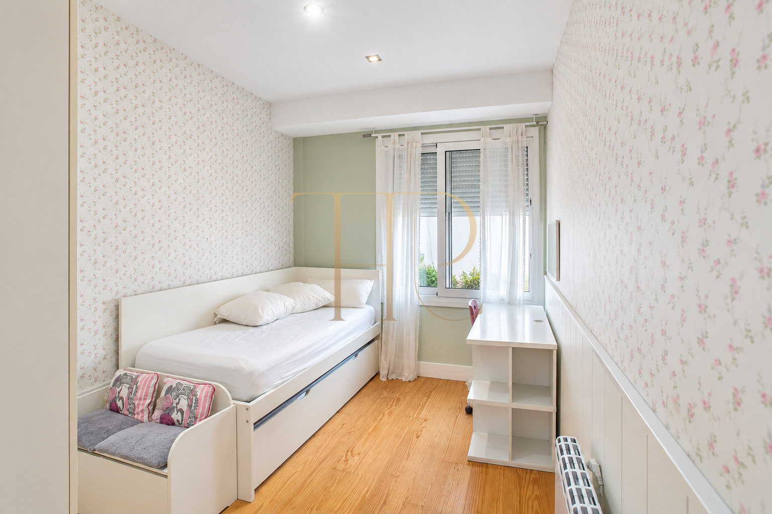Apartment with private terrace for sale in Enric Granados, Barcelona