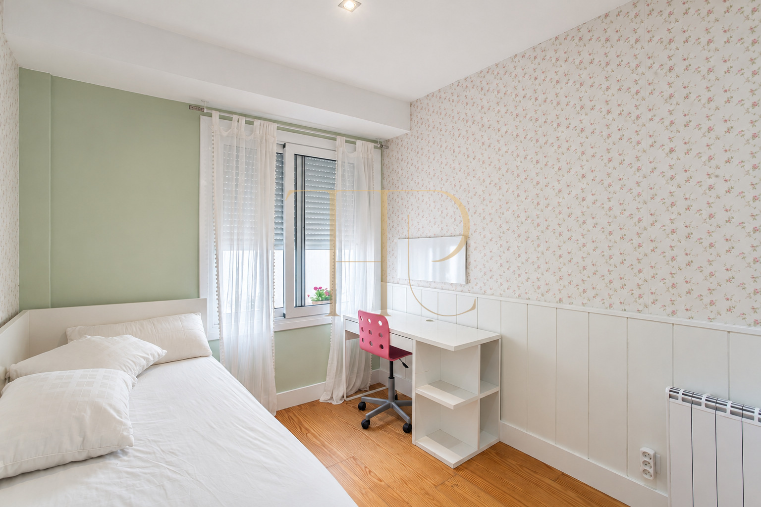 Apartment with private terrace for sale in Enric Granados, Barcelona