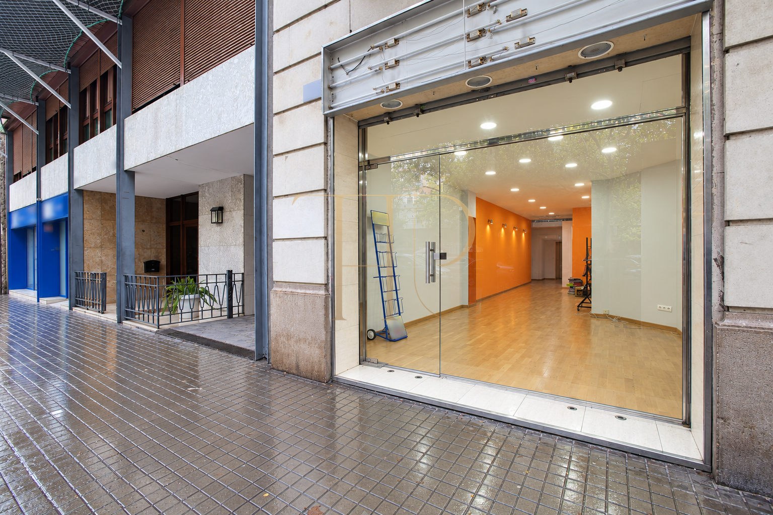 Shopfront premises in Sant Antoni, Barcelona — rented