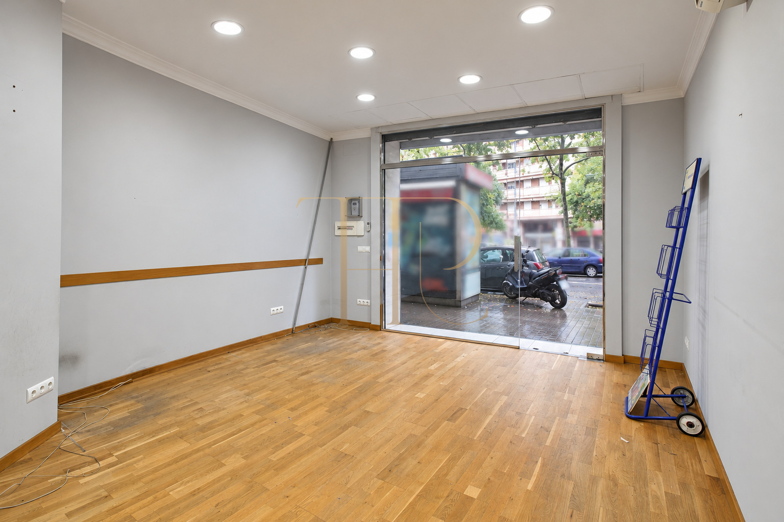 Shopfront premises in Sant Antoni, Barcelona — rented