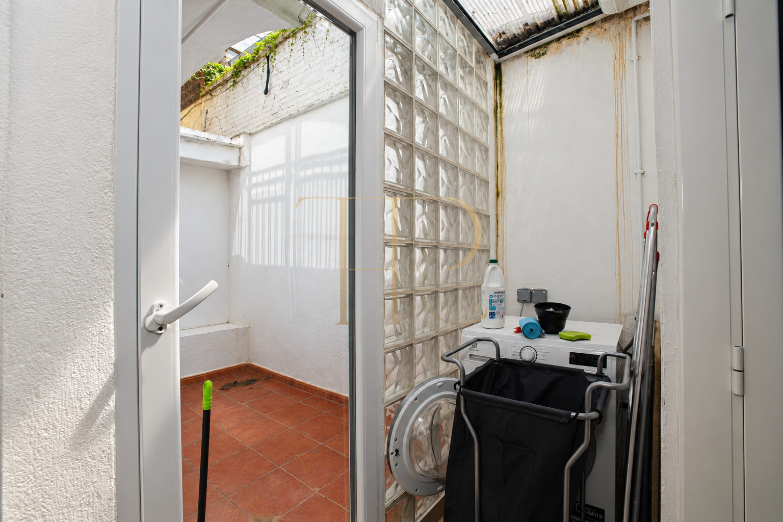Hair and beauty premises with shopfront in Sant Antoni, Barcelona
