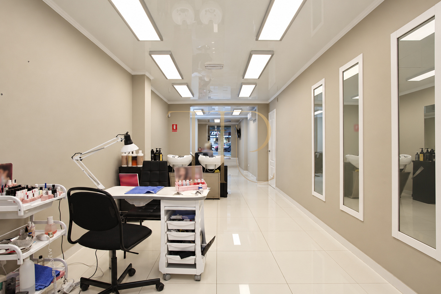 Hair and beauty premises with shopfront in Sant Antoni, Barcelona