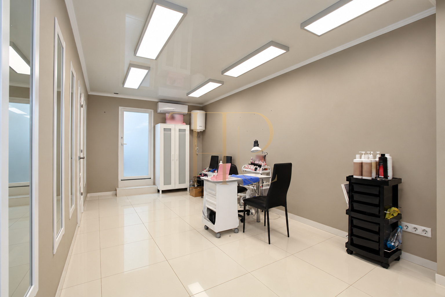 Hair and beauty premises with shopfront in Sant Antoni, Barcelona