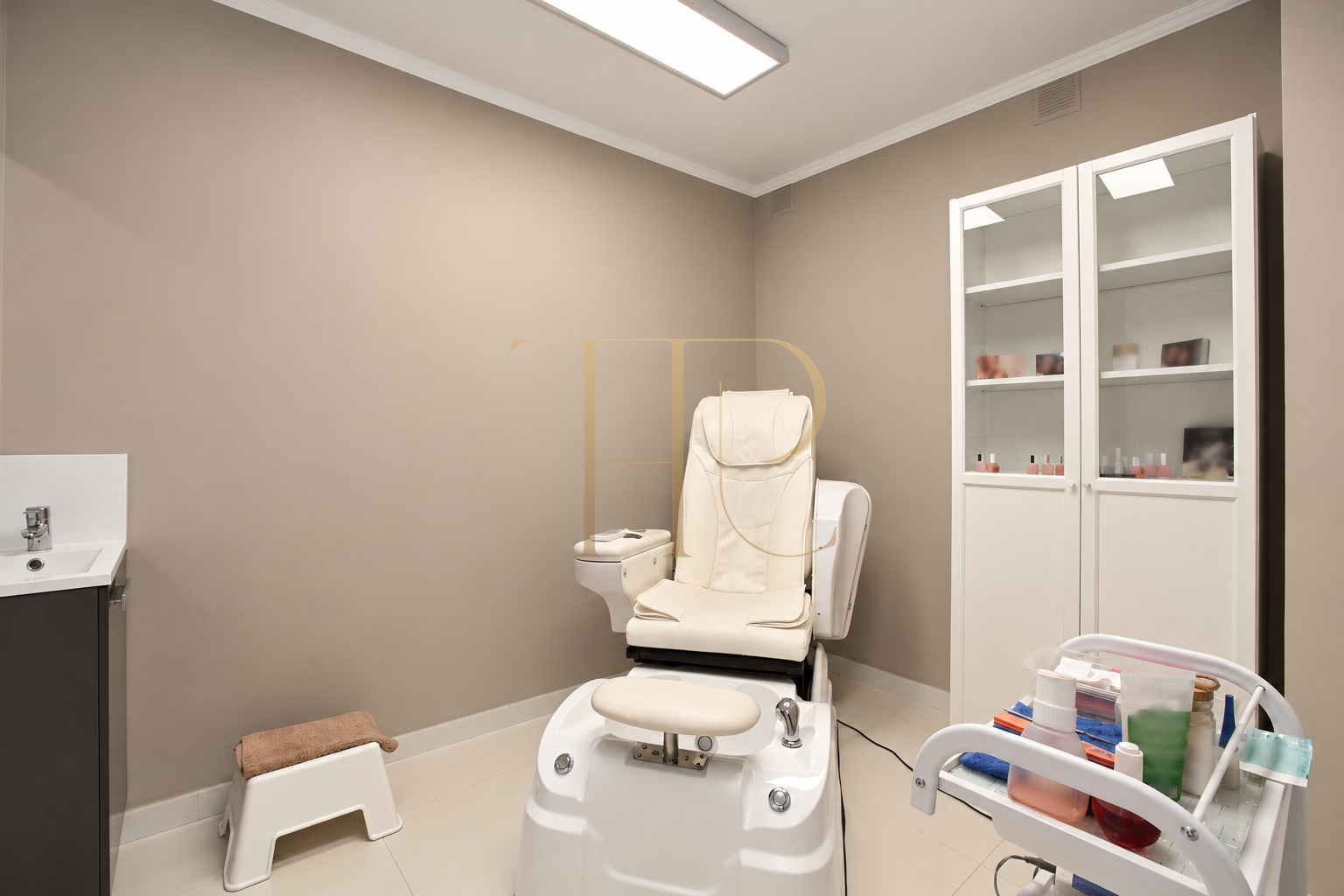 Hair and beauty premises with shopfront in Sant Antoni, Barcelona