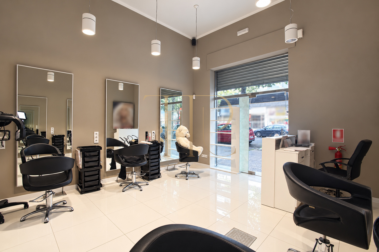 Hair and beauty premises with shopfront in Sant Antoni, Barcelona
