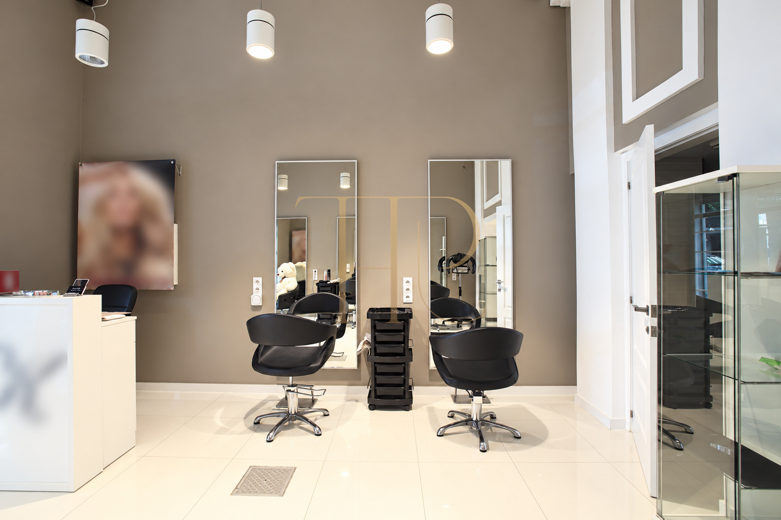 Hair and beauty premises with shopfront in Sant Antoni, Barcelona