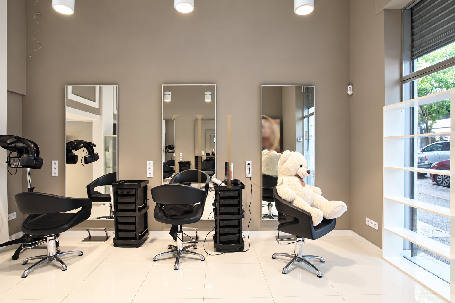 Hair and beauty premises with shopfront in Sant Antoni, Barcelona
