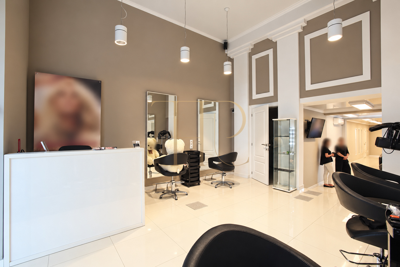 Hair and beauty premises with shopfront in Sant Antoni, Barcelona