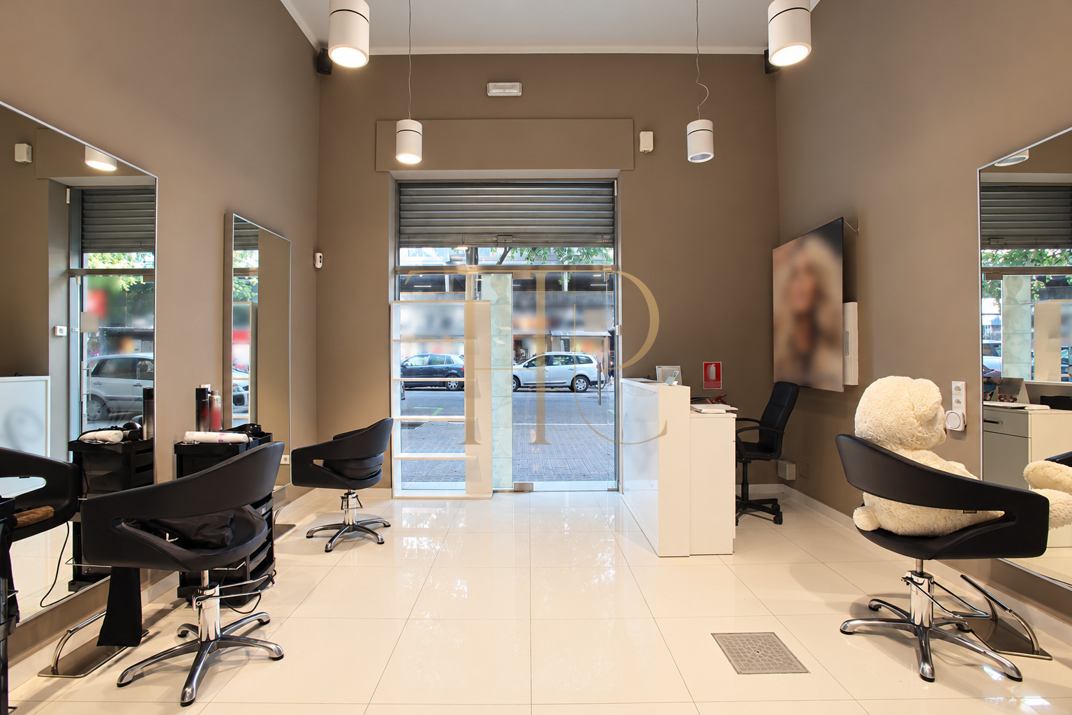 Hair and beauty premises with shopfront in Sant Antoni, Barcelona