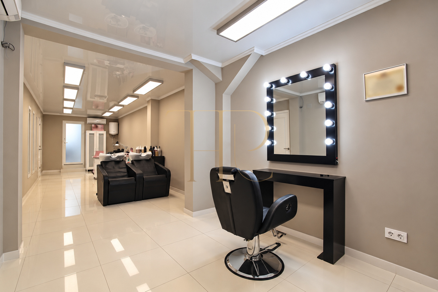 Hair and beauty premises with shopfront in Sant Antoni, Barcelona