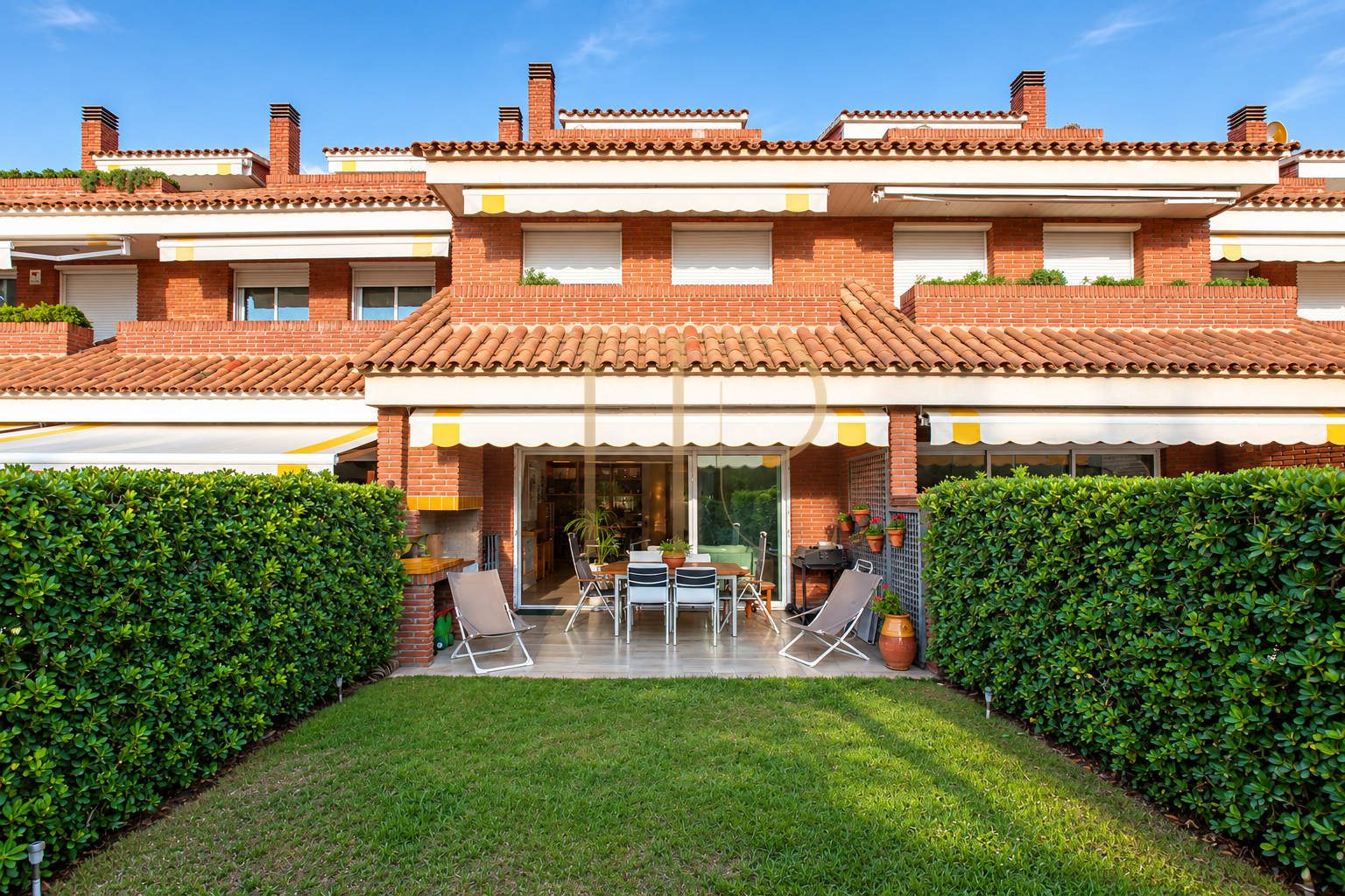 Sold townhouse with a private garden and direct beach access in Gavà Mar