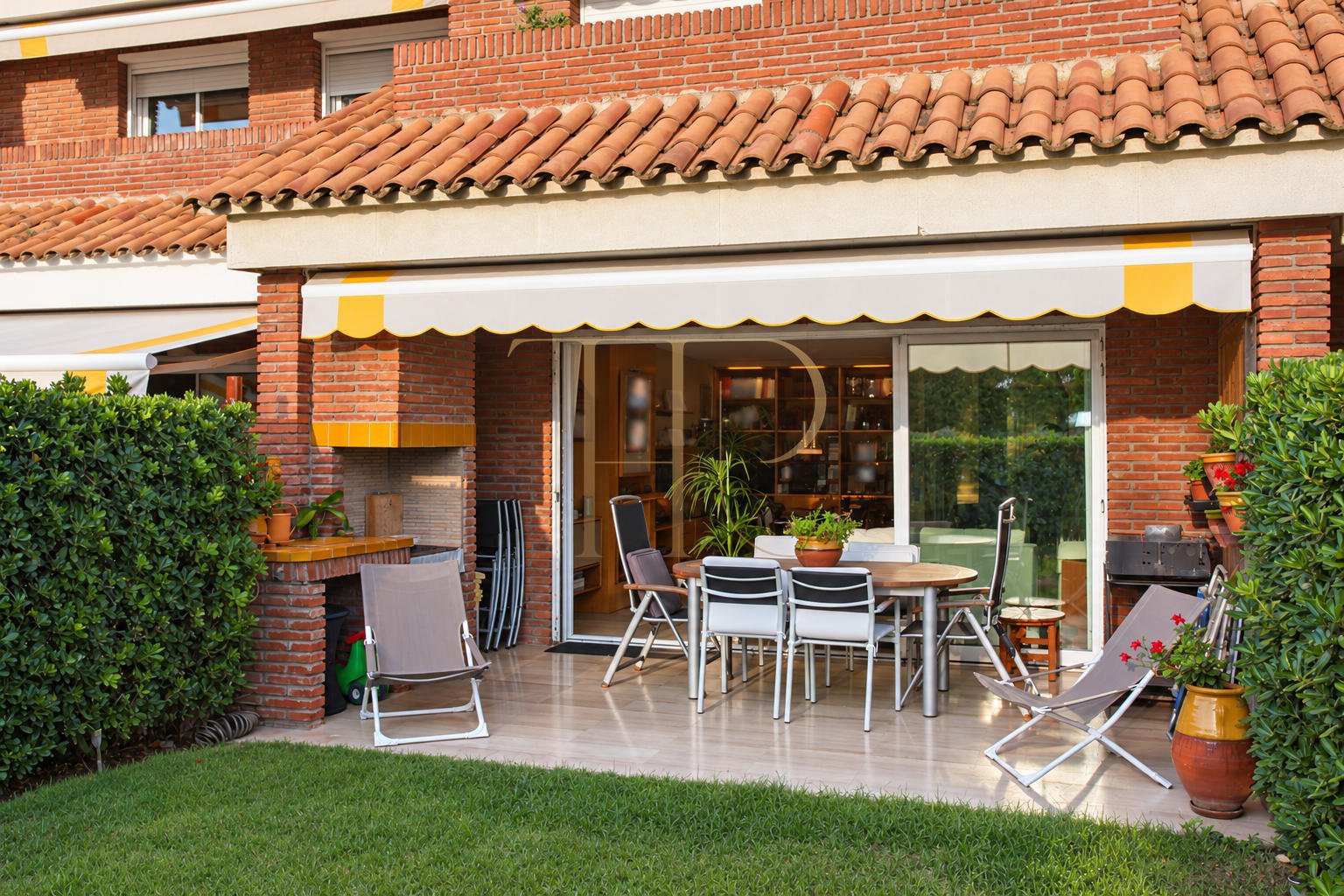 Sold townhouse with a private garden and direct beach access in Gavà Mar