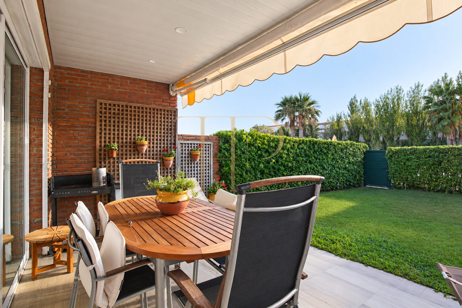 Sold townhouse with a private garden and direct beach access in Gavà Mar