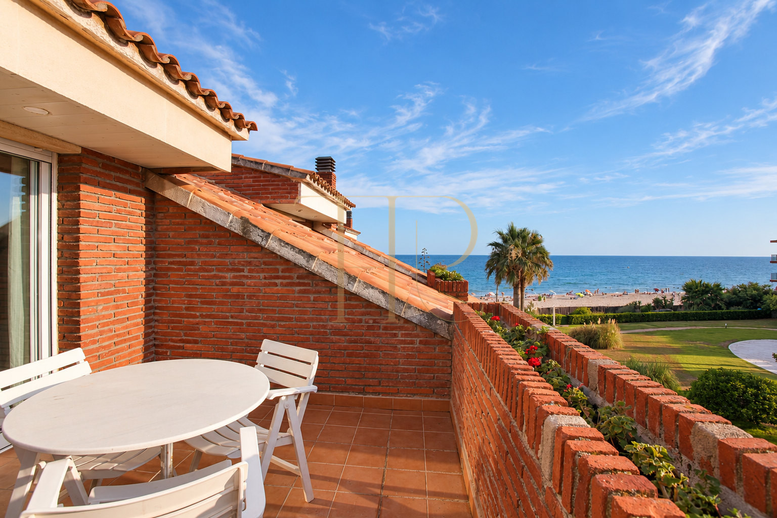 Sold townhouse with a private garden and direct beach access in Gavà Mar