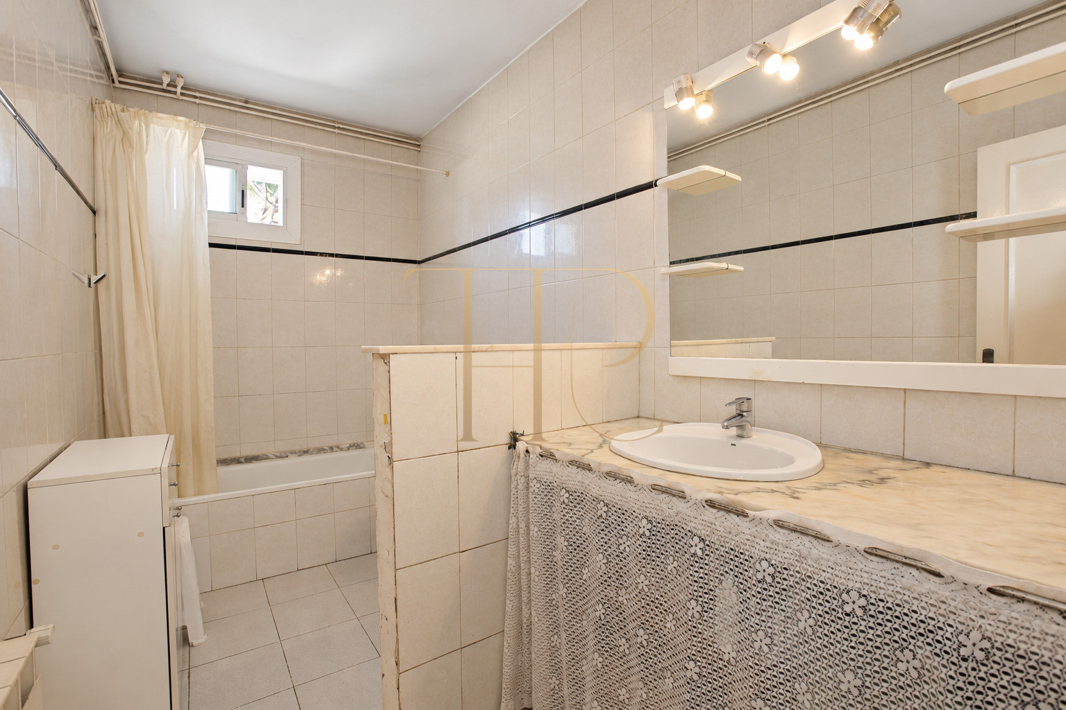 Spacious renovation apartment with communal pool in Castelldefels Playa