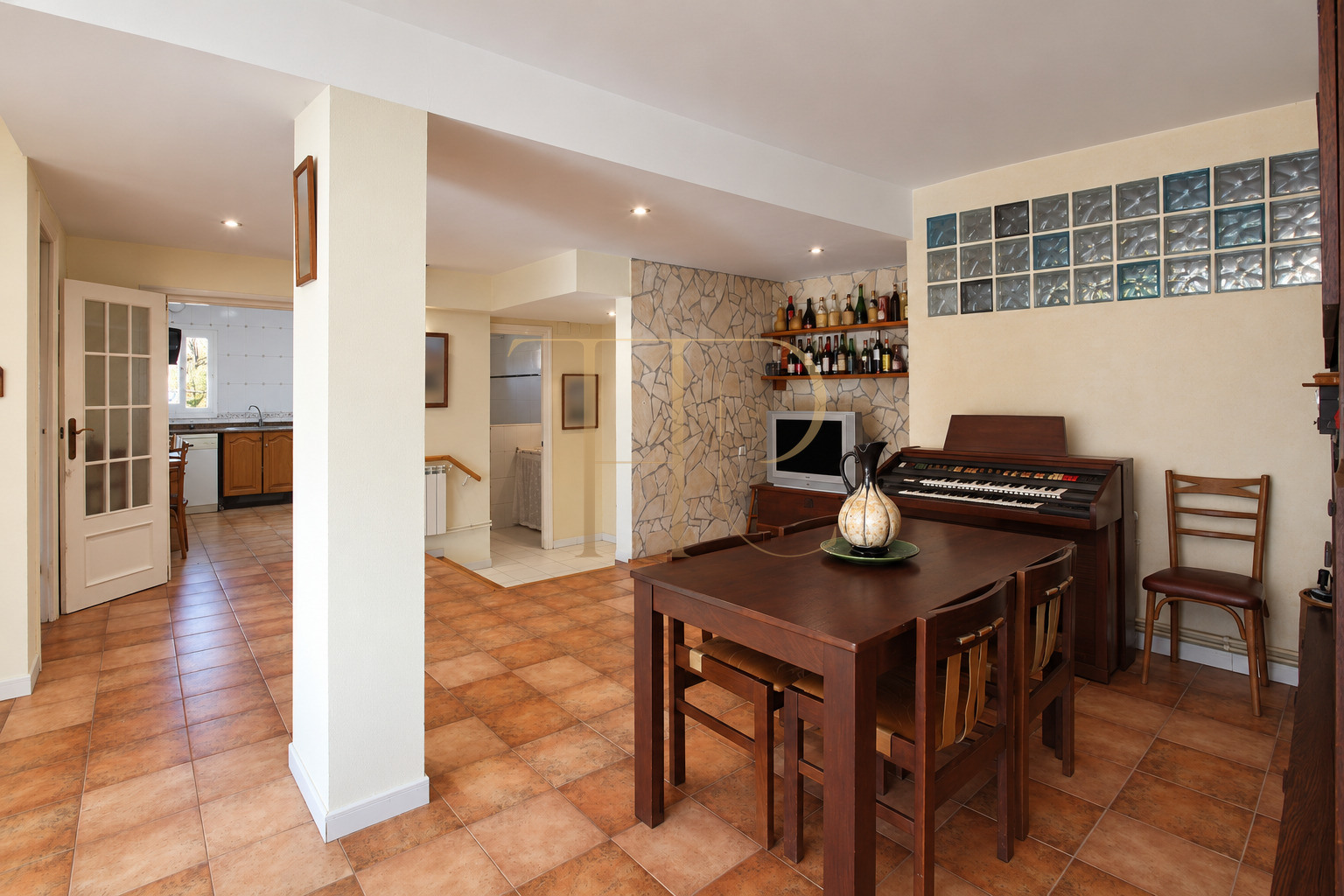 Spacious renovation apartment with communal pool in Castelldefels Playa