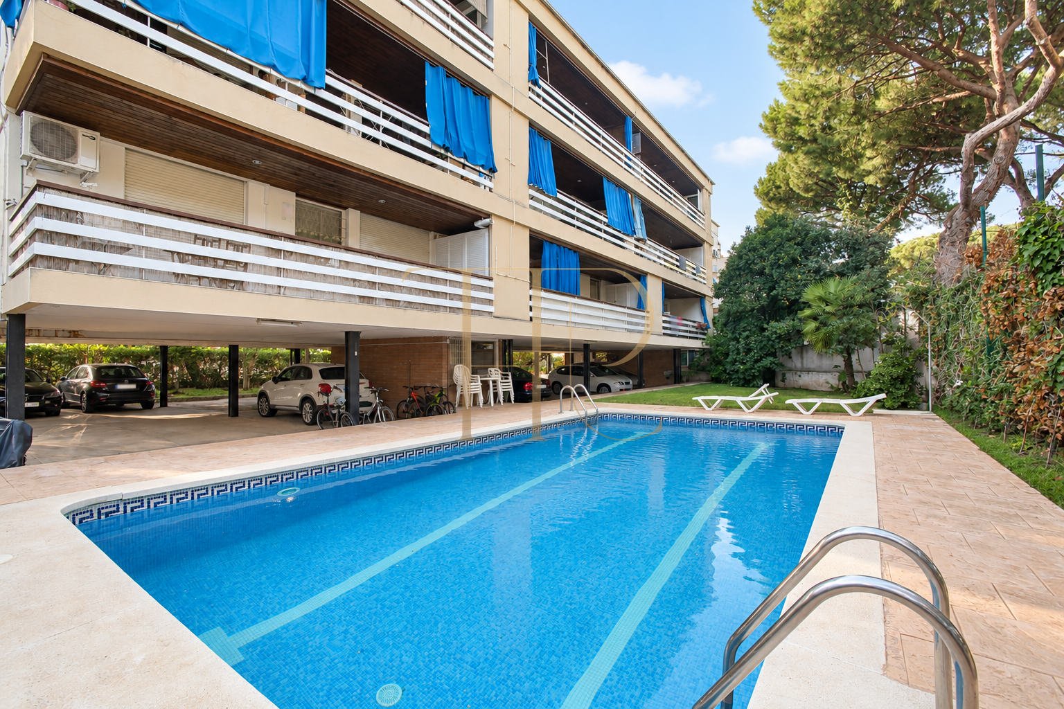Spacious renovation apartment with communal pool in Castelldefels Playa
