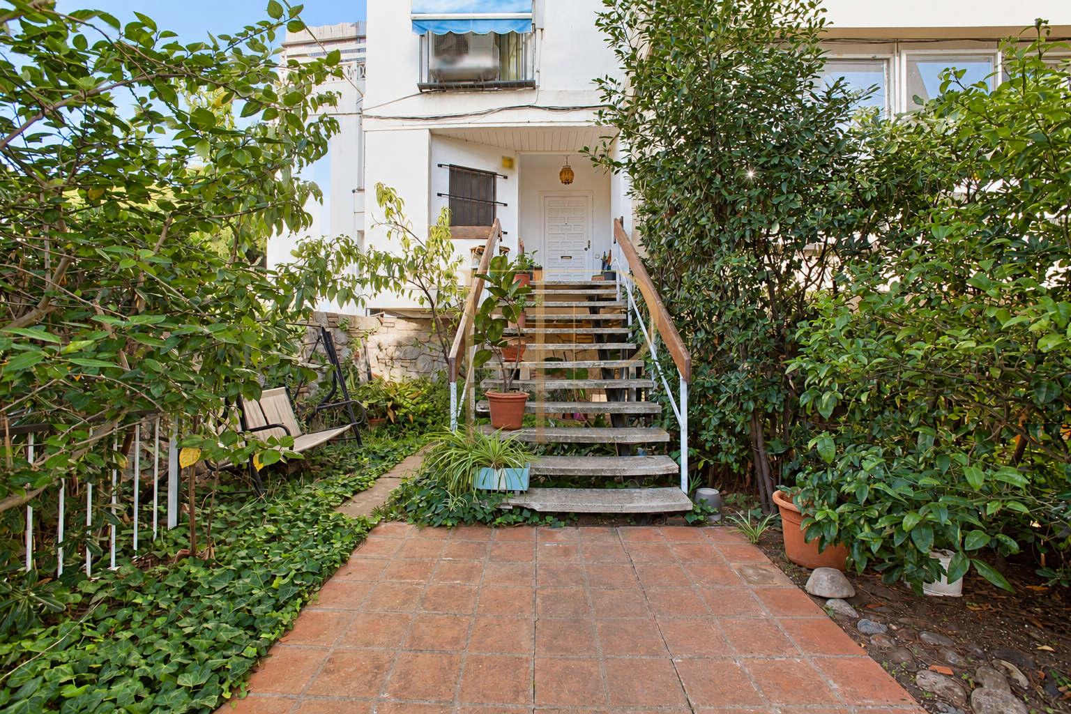 Spacious renovation apartment with communal pool in Castelldefels Playa